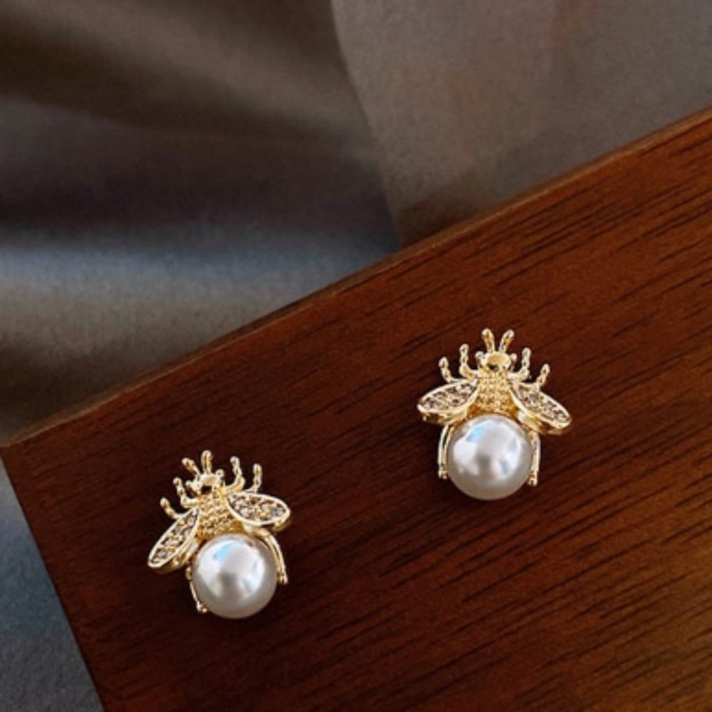 gold bee stud earrings